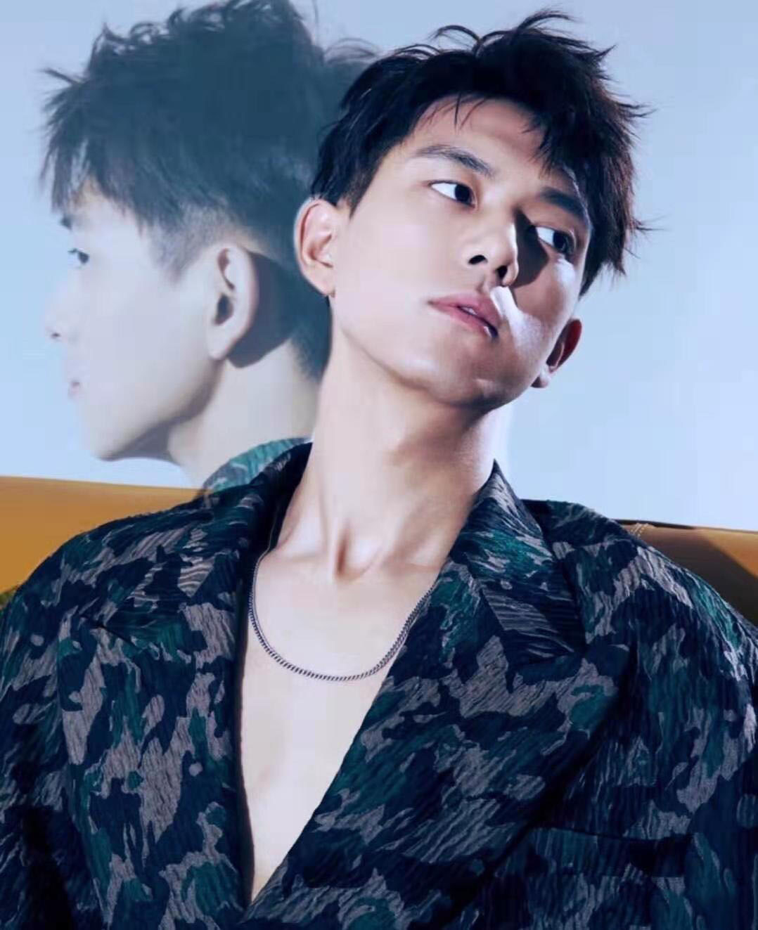 李现换掉大背头发型,偏分刘海配花衬衫帅的怦然心动,看着就上头