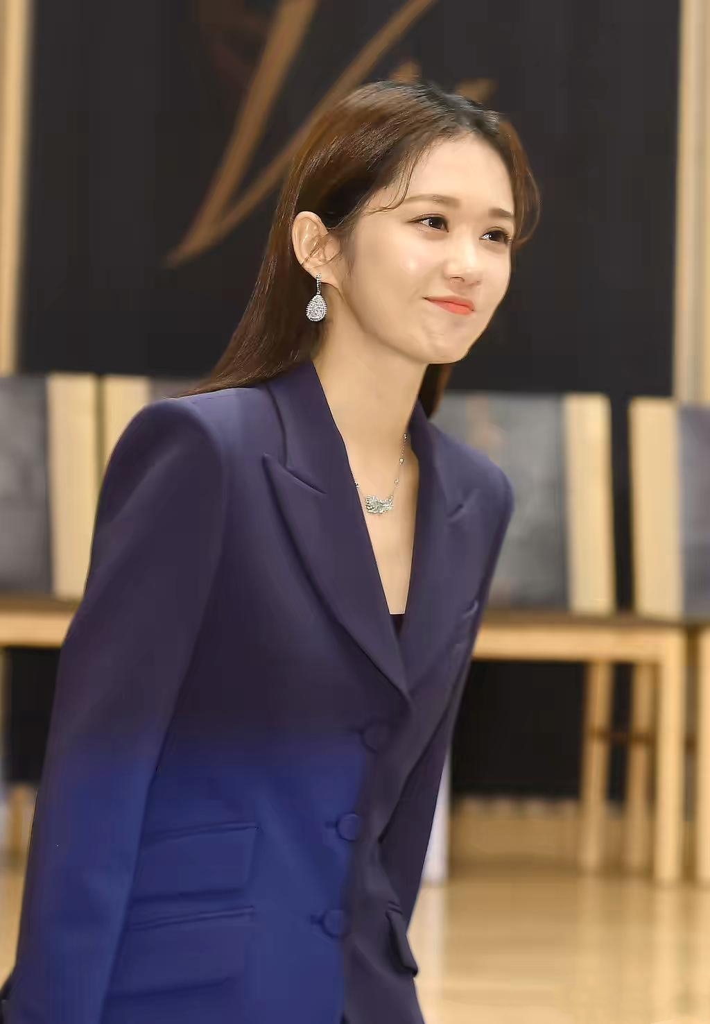 张娜拉罕见现身,一身蓝套装娃娃脸依旧不显老,38岁也有少女感