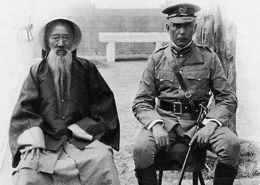 清朝官员真实照片曝光：和珅玉树临风，他和洋人合照气势逼人