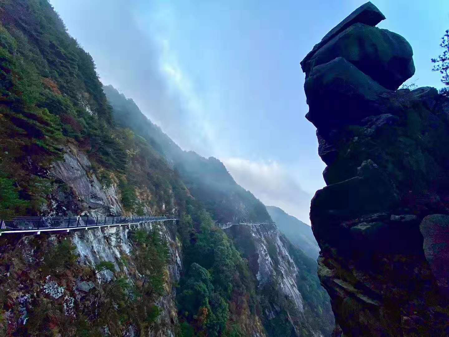 天岳幕阜山:悬崖栈道拍得"伏羲神归"