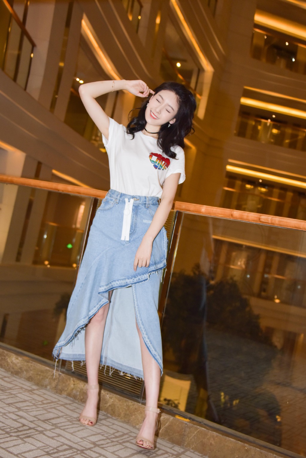 王子璇晒私服照穿拼接套装短裤配短靴长发披肩美成校园初恋