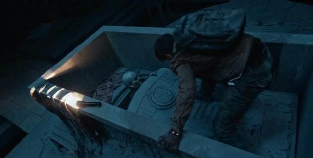 小哥想起了曾经一起跟文锦的考古队下过海底墓,小哥跟陈文锦等人来到