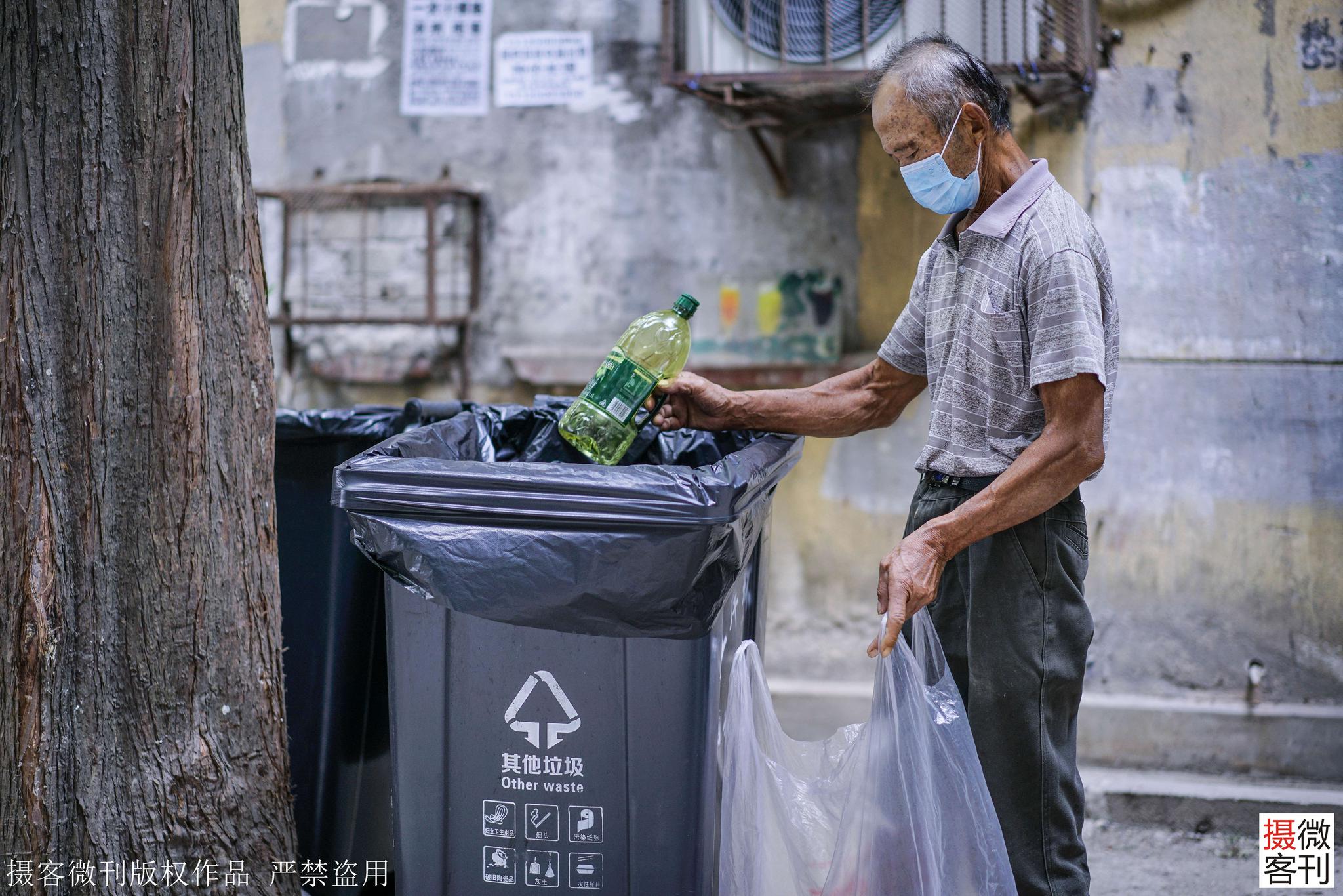 大爷为给孙女买月饼翻遍垃圾桶 哀求儿媳不要放弃孩子