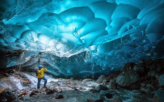 超级酷炫的水晶蓝冰洞你所看到的每一眼都是限量版