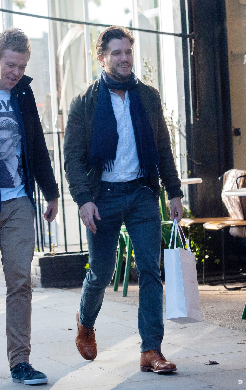 33岁基特·哈灵顿现身街头,大背头帅到认不出