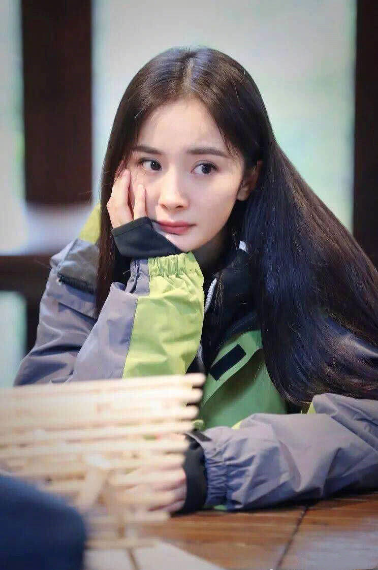 女明星同穿绿色冲锋衣,杨幂杨颖都太美了吧,赵薇的颜值有点意外