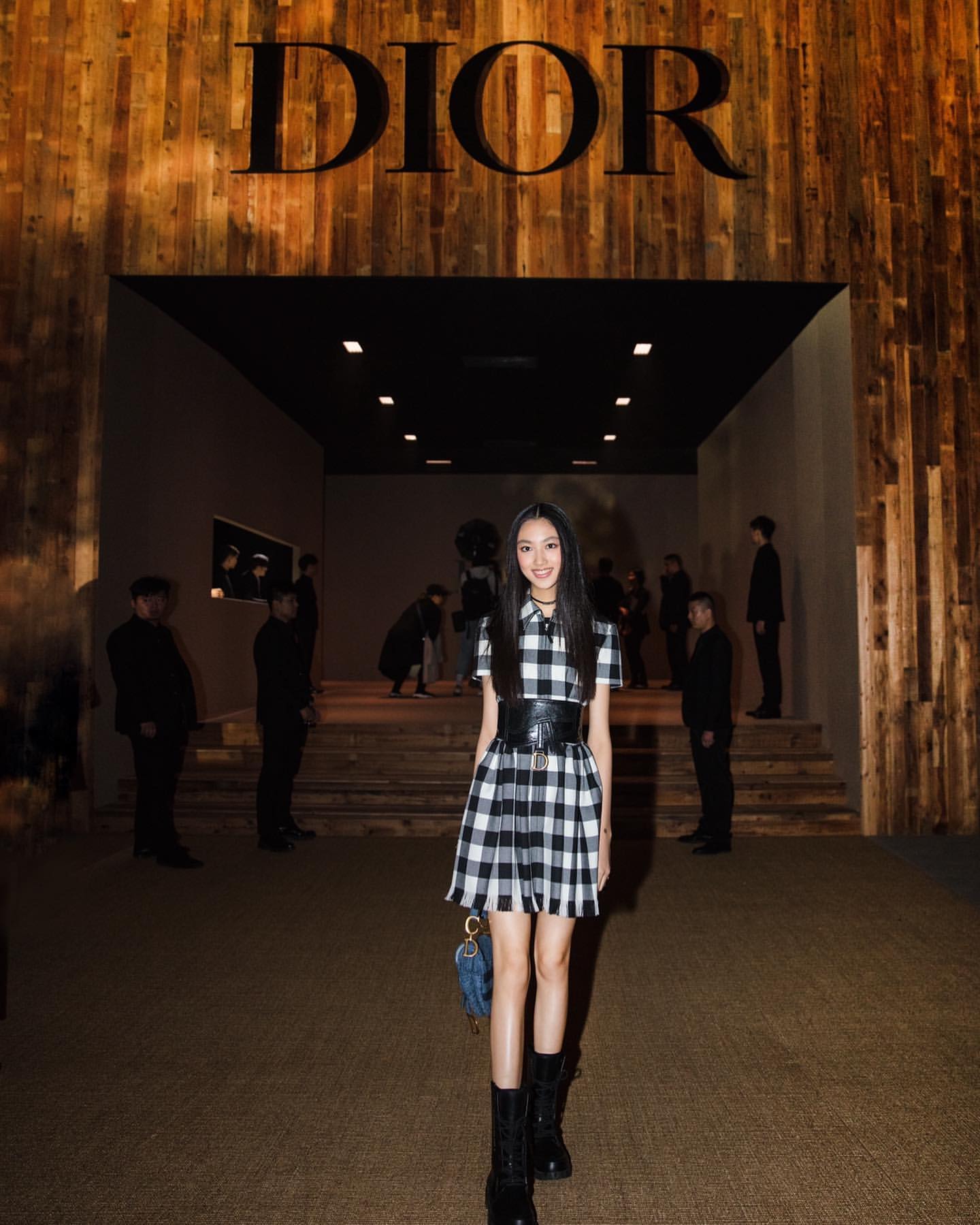 任达华15岁女儿任晴佳穿短裙露美腿,身材苗条不输超模