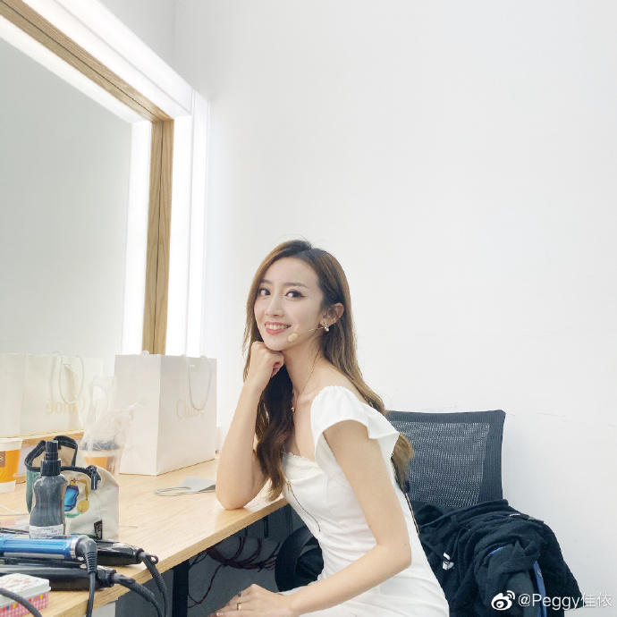 比美娜更耐看!nba主持佳依正式宣布回归,穿拉链紧身短裙秀身材