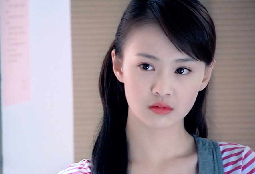 郑爽又瘦回纸片人,脸部凹陷鼻子抢镜有失美感,她为何这般倔强