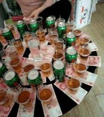 土豪在酒杯下放钱,想把美女灌醉,结果美女喝的他求饶