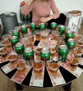 土豪在酒杯下放钱,想把美女灌醉,结果美女喝的他求饶