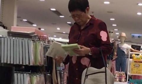 星爷79岁母亲独自现身，逛平价店购物特节俭