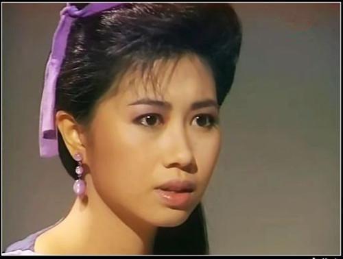 从港姐冠军到六福创始人49岁带着孩子嫁初恋她的成功靠男人