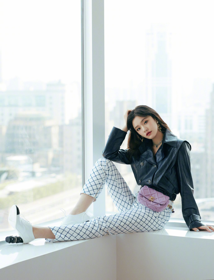 林允的这件黑色皮衣也太短了吧,搭配格子裤露出纤细小蛮腰,绝美