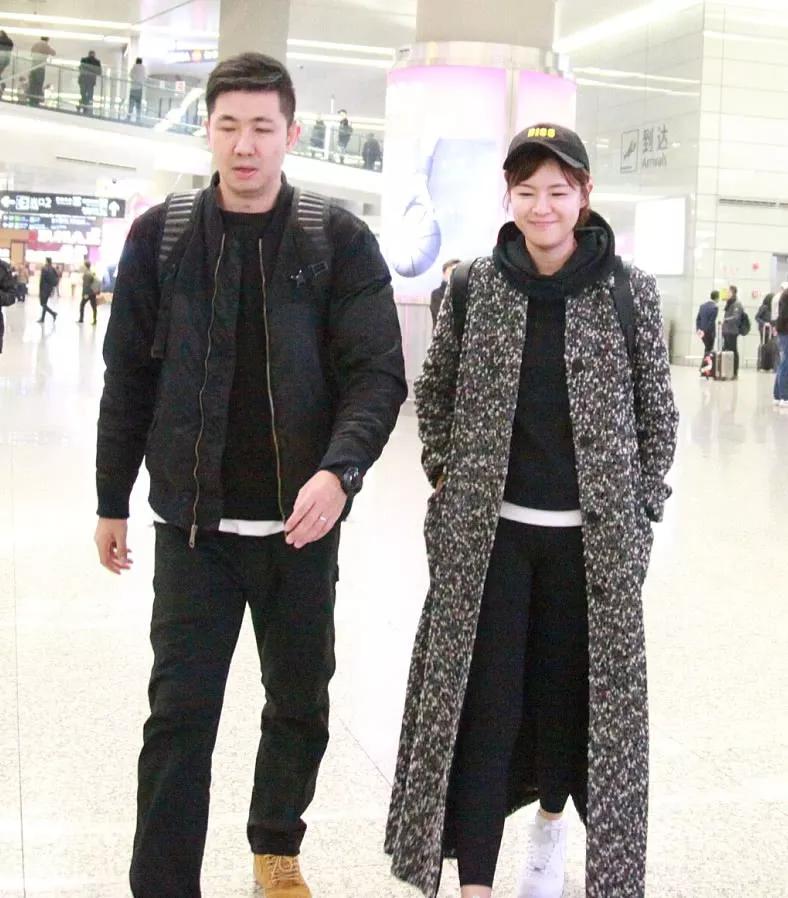 穿黑色卫衣童趣十足,小1岁老公好帅气|李艾|卫衣|张徐宁_新浪新闻