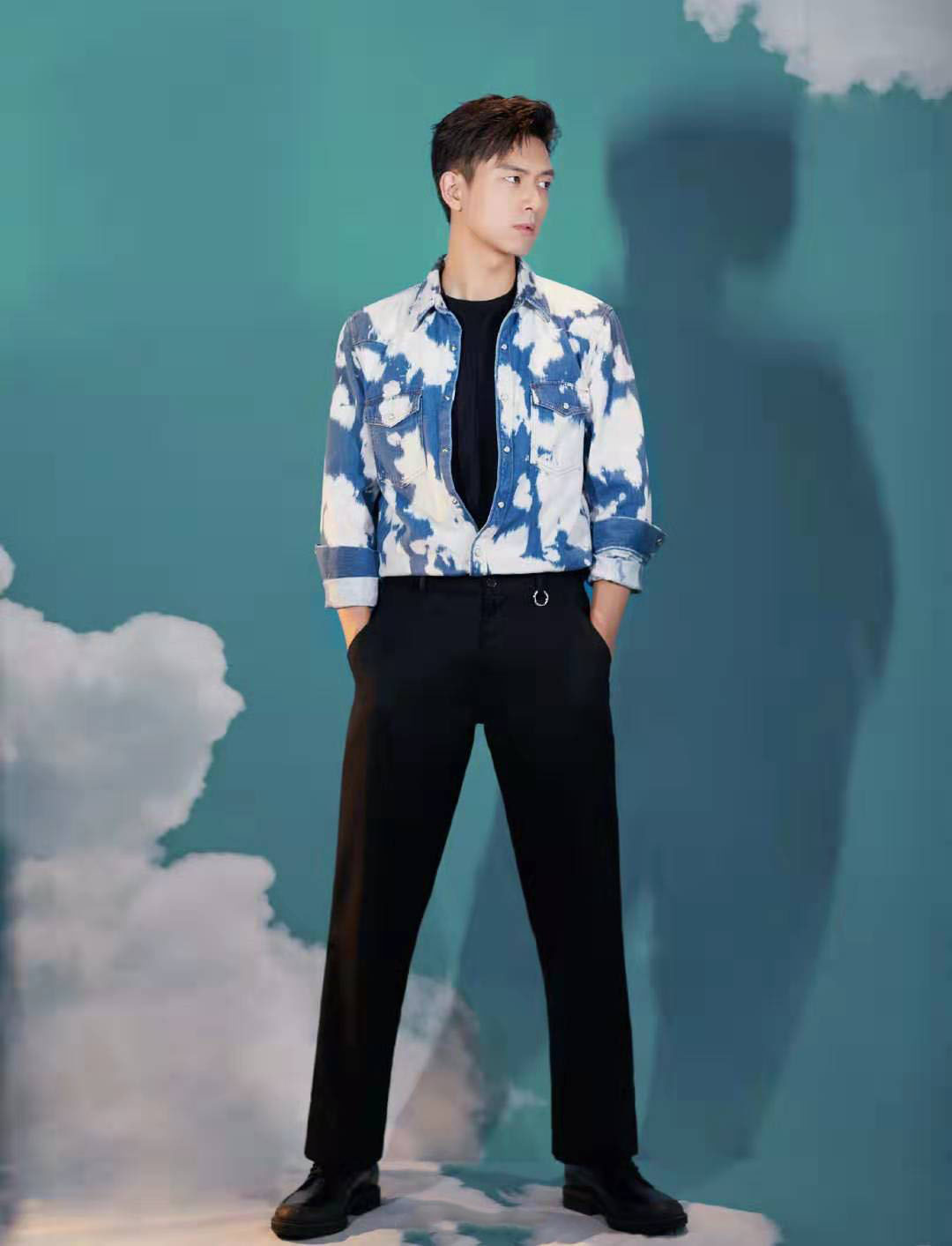 李现换掉大背头发型偏分刘海配花衬衫帅的怦然心动看着就上头