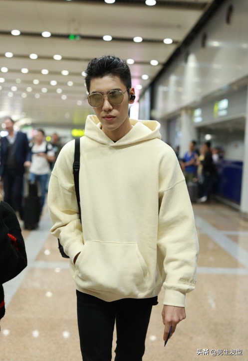王子异狼奔头发型率性霸气白色卫衣暖男范十足帅气真酷盖