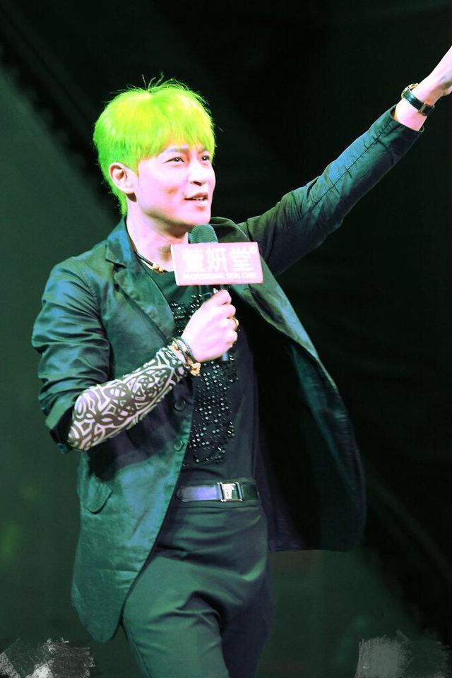 46岁"小帅虎"头顶绿发穿透视装,惊悚造型博眼球,今