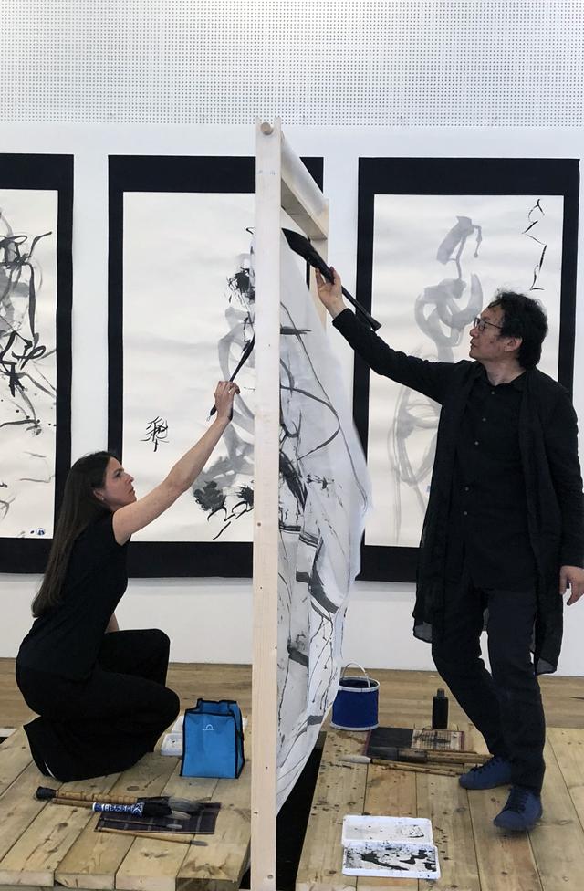 盲书大师书写人体书法,无数年轻女学生积极配合