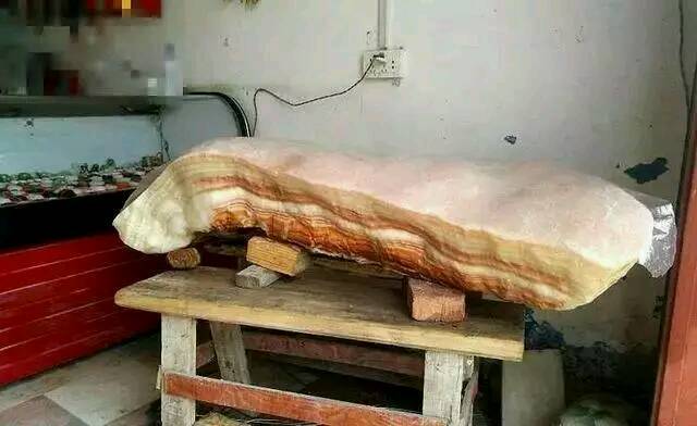 爷爷上山捡石头,捡到一块猪肉石,专家鉴定是猪肉化石