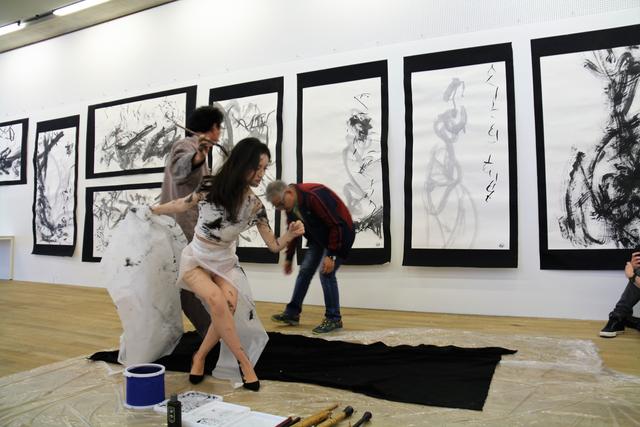 盲书大师书写人体书法,无数年轻女学生积极配合