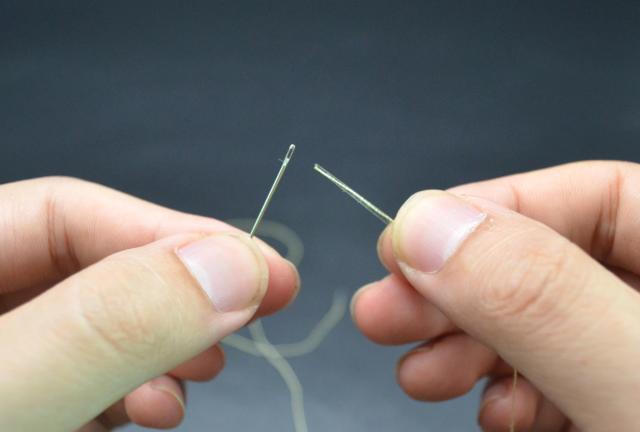 原来穿针线这么简单只需一根牙刷又快又准解决了一个大烦恼