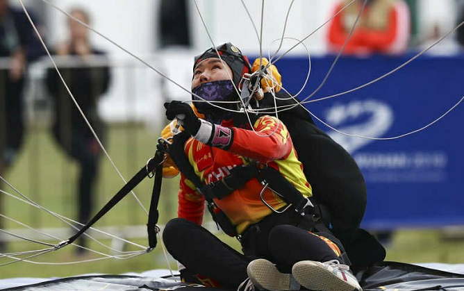 八冠王诞生!八一跳伞队员邢雅萍勇夺八枚金牌,对手夹道鼓掌