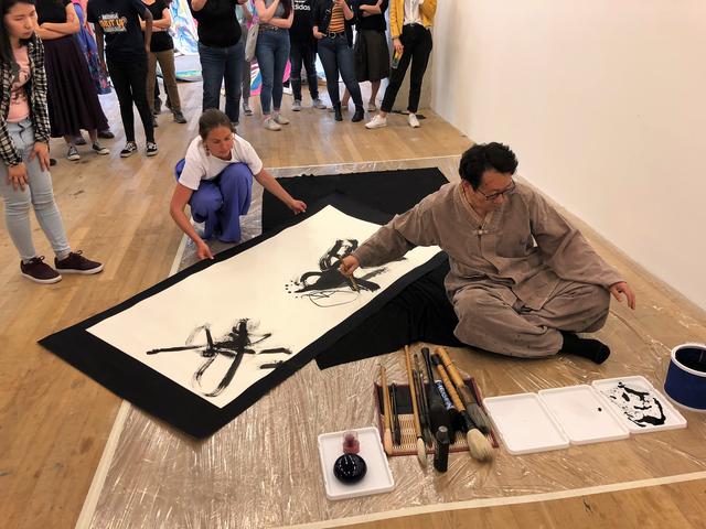 盲书大师书写人体书法,无数年轻女学生积极配合