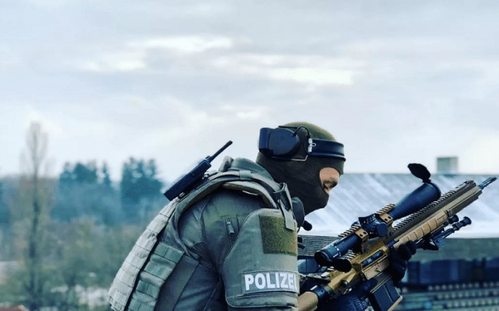 hk417的精度高,使用起来十分可靠,主要装备给精确射手,方便与狙击步枪