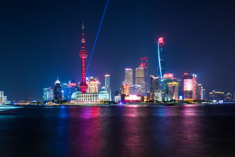 实拍上海陆家嘴夜景灯光秀,中国最美的城市天际线名不虚传