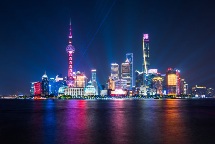 实拍上海陆家嘴夜景灯光秀 中国最美的城市天际线名不虚传 陆家嘴 天际线 夜景 新浪新闻