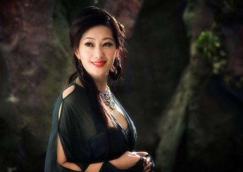 她是台湾最成功的三栖艺人,被男友豪骗4亿,如今却成百亿富太