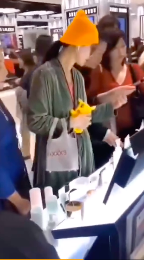 网友日本偶遇范冰冰购物：黄配绿穿搭吸睛，神秘男子帮挎包超潇洒