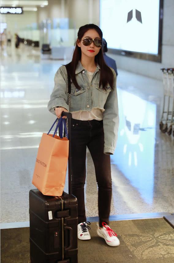 祝绪丹牛仔外套搭配帆布鞋穿出新潮流