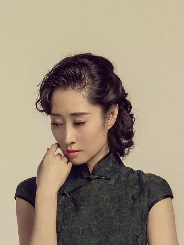 刘敏穿起旗袍来那么惊艳,靠实力赢得人心!