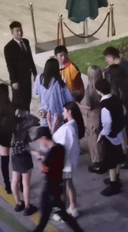 王思聪现身酒吧俩美女强拉王思聪校长被另一美女拽走