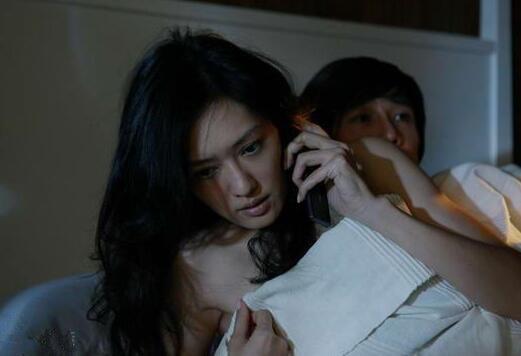 出道第二年便与白灵出演了国际大制作《红色角落》.