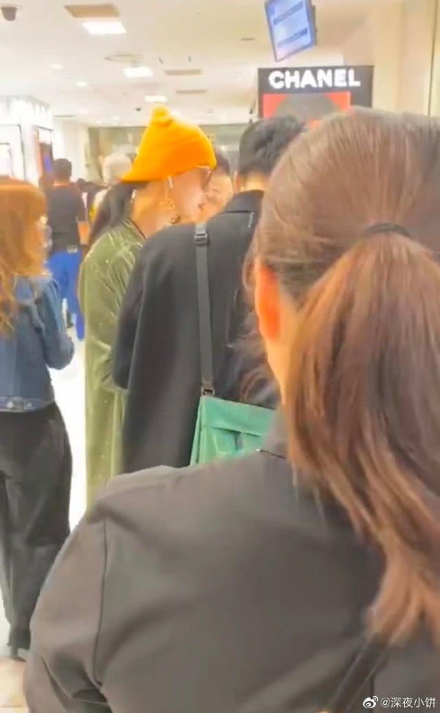 网友日本偶遇范冰冰购物：黄配绿穿搭吸睛，神秘男子帮挎包超潇洒