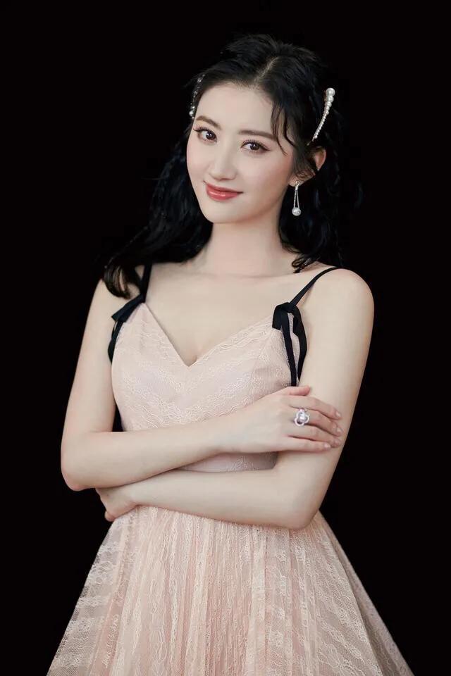 景甜一身藕粉色吊带裙,气质优雅显时尚|景甜|吊带裙|粉色_新浪新闻