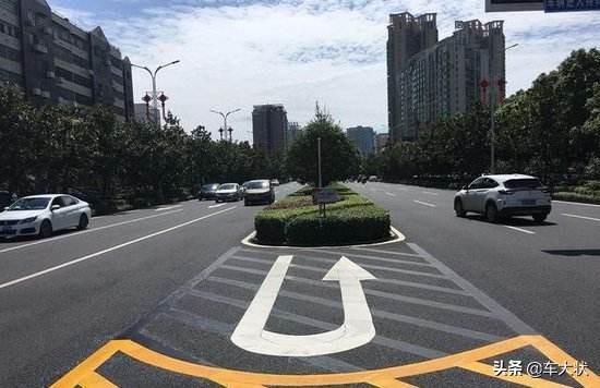 第三种情况: 如果是车辆还未行驶到路口就有掉头区域,掉头导流线的话