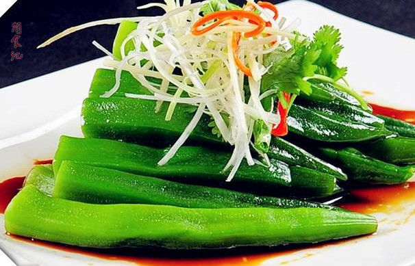 也可以做成【葱油秋葵】,具体做法是,处理好的秋葵,控干水分后码盘,放
