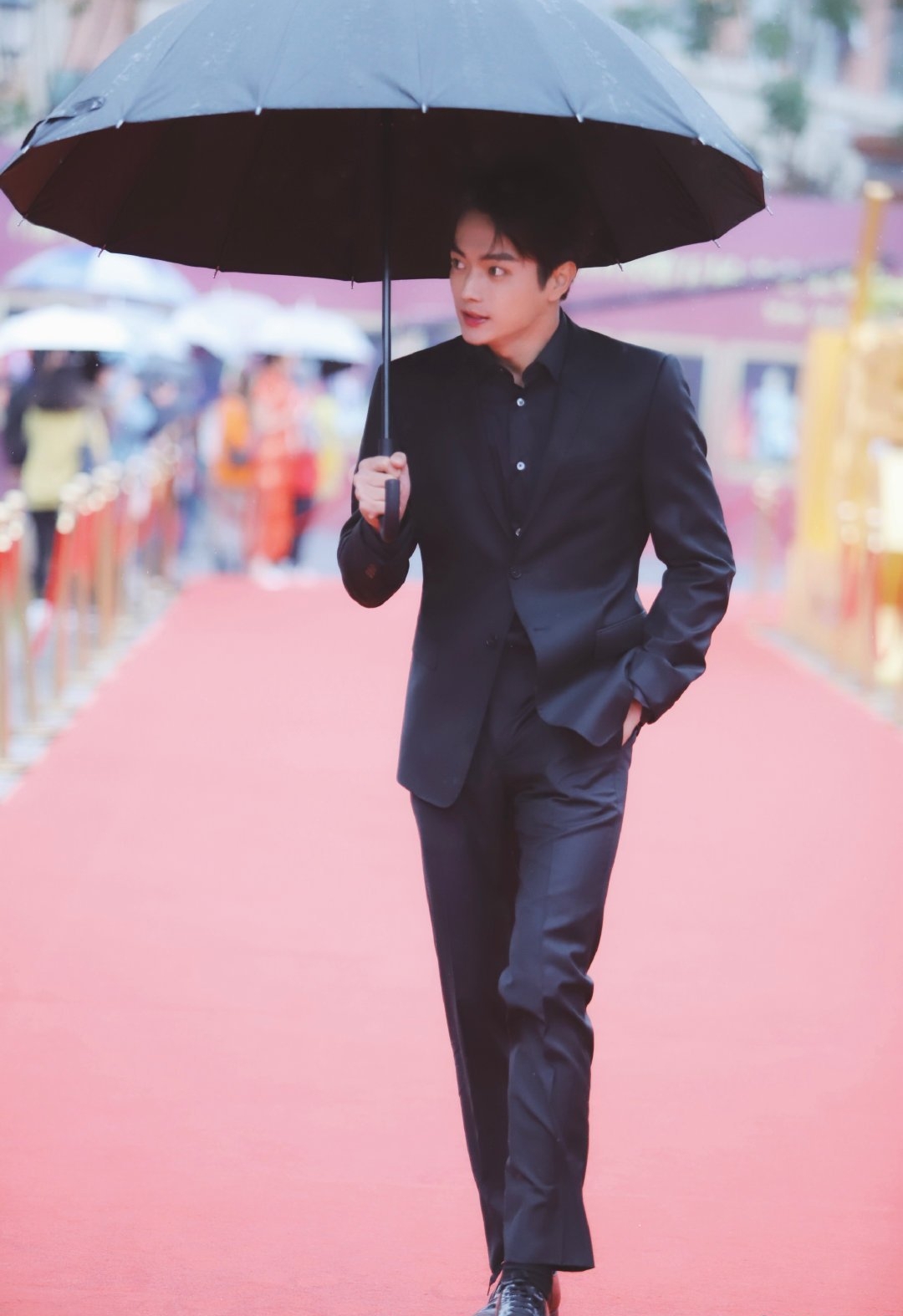 吴谨言许凯获最佳男女主角,黑白配造型配一脸