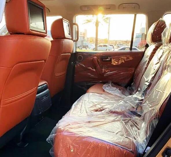 车长5.2米 非承载车身  4.0L/5.6L+7AT  号称陆地“坦克”