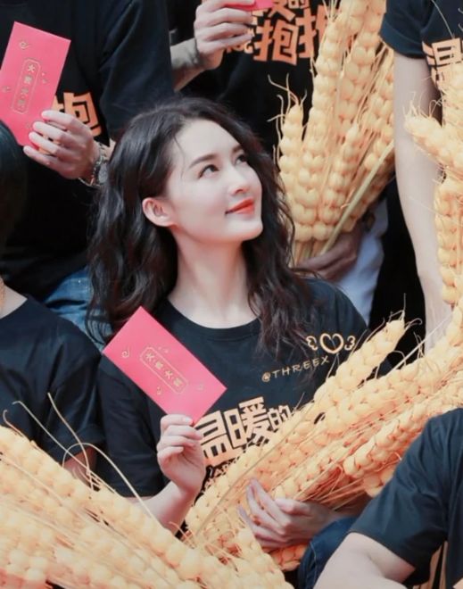 李沁新电影《温暖的抱抱》开拍,得知男主是他俩后:票房不用愁了