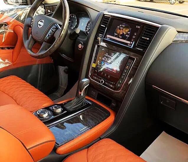 车长5.2米 非承载车身  4.0L/5.6L+7AT  号称陆地“坦克”