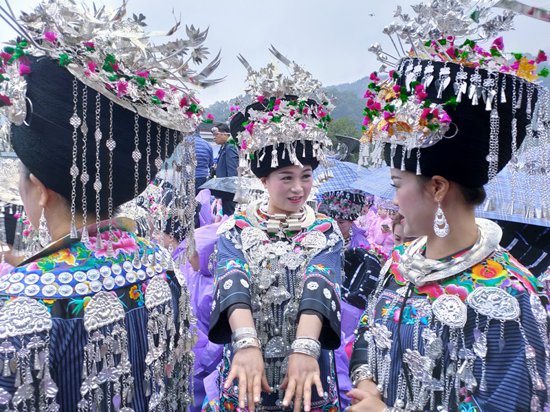 多彩文化聚凤凰苗族盛装靓古城