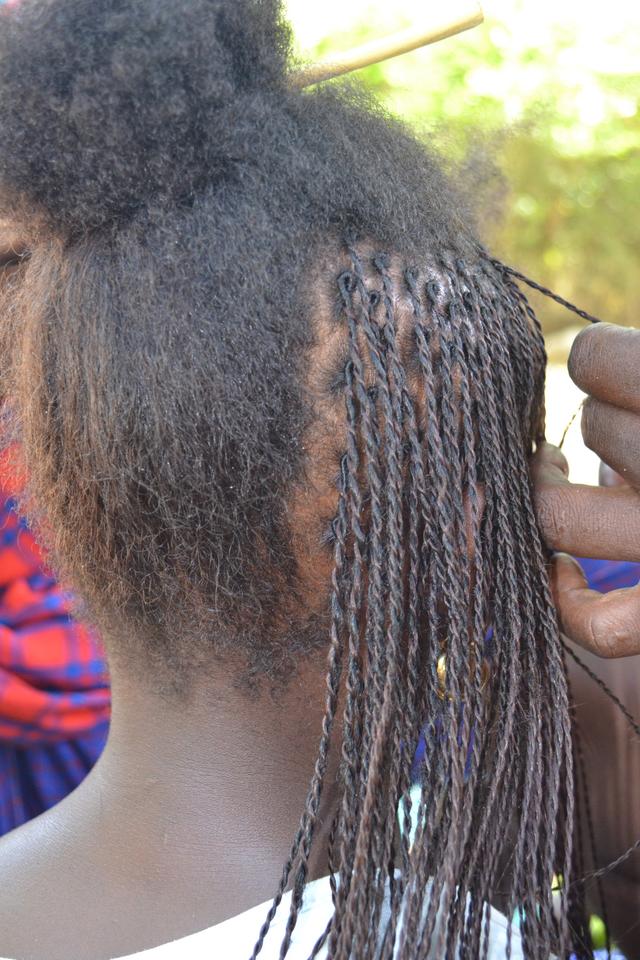 摄影师深入非洲发廊 用相机记录了当地黑人辫子的秘密