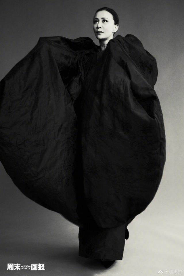 有故事的写真!53岁刘嘉玲黑白大片,渔网装黑披风演绎不老传奇