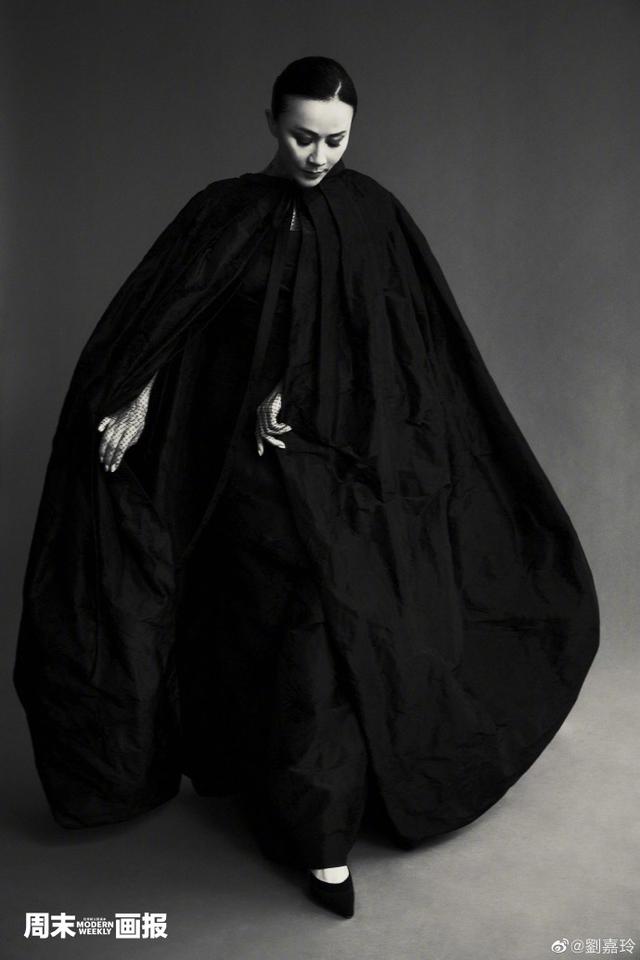 有故事的写真!53岁刘嘉玲黑白大片,渔网装黑披风演绎不老传奇