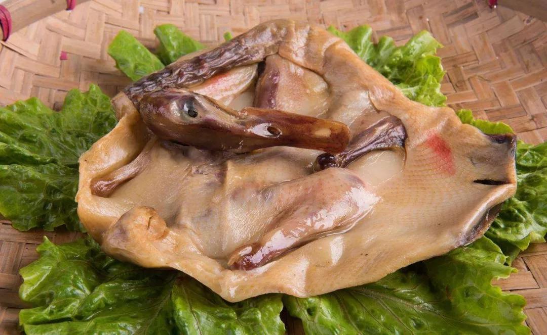 江西南安板鸭,既可用来下酒,又可以用来煲粥煮汤,味道咸鲜适口